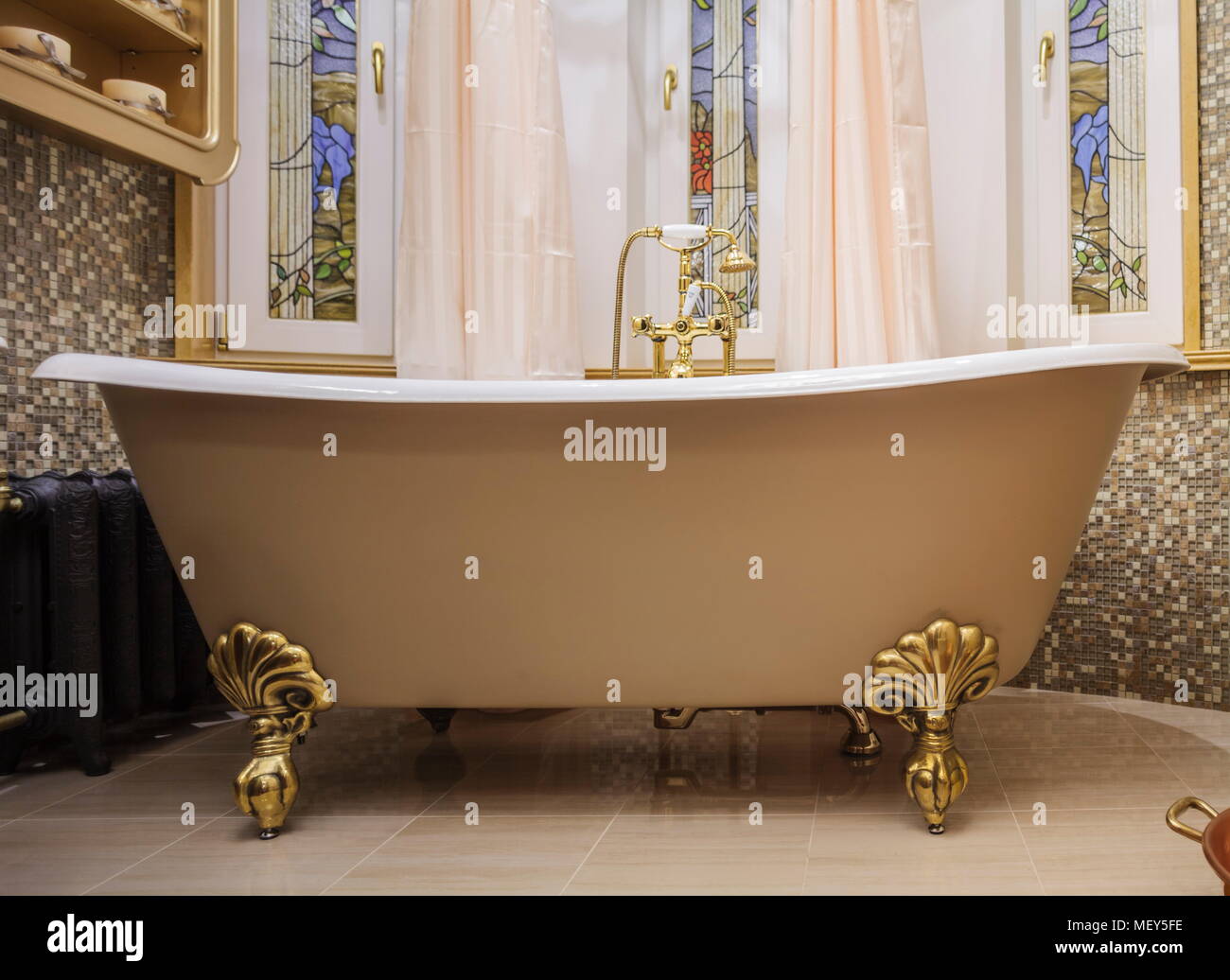 Badezimmer mit altmodischen Badewanne Stockfoto
