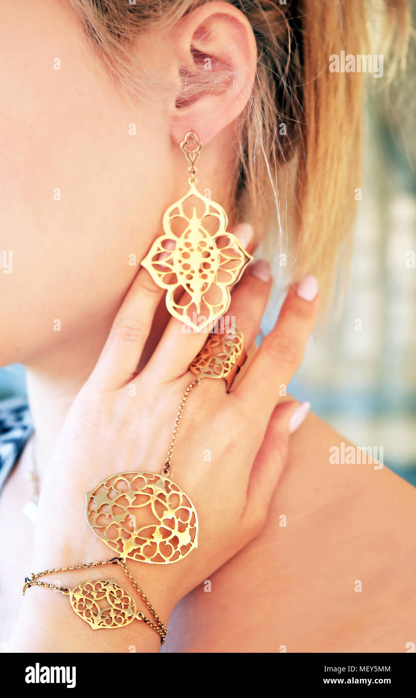 Frau tragen teure goldene Schmuck - goldenes Armband Ring und Ohrringe Stockfoto