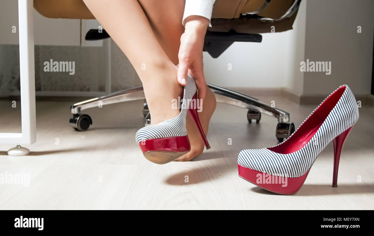 Woman taking off high heels Fotos und Bildmaterial in hoher Auflösung Seite 2 Alamy