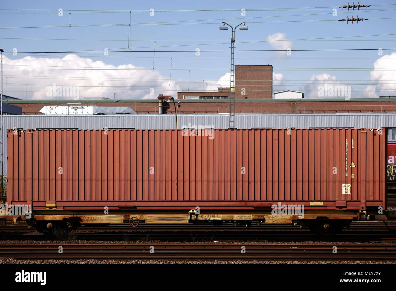 Die seitliche Ansicht einer Eisenbahn Auto von einem Güterzug auf der Plattform des Opel Werk in Rüsselsheim. Stockfoto