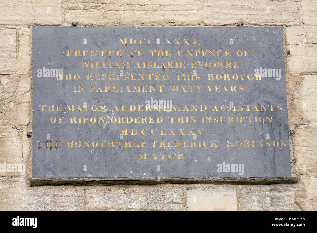 Plakette auf der Ripon Horn Obelisk auf dem Marktplatz zum Gedenken an William Aislabie, North Yorkshire, England, Großbritannien Stockfoto