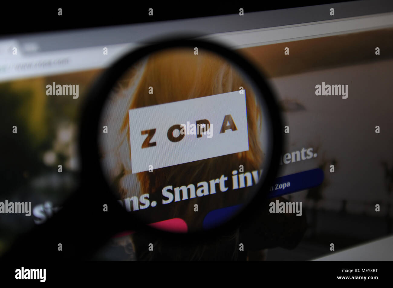 Zopa Website durch ein Vergrößerungsglas gesehen Stockfoto