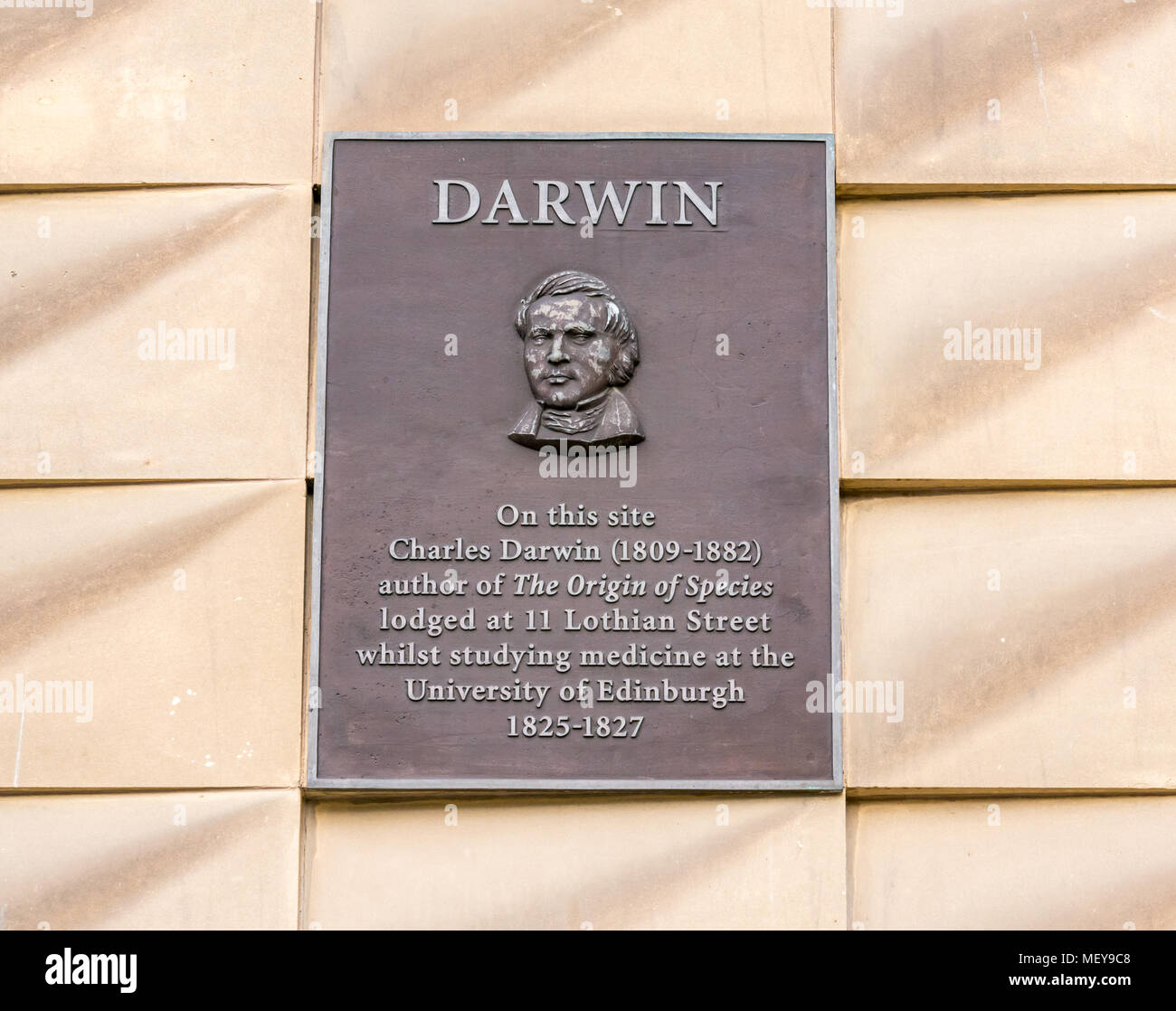 Gedenktafel an der Wand des National Museum of Scotland, Edinburgh, Schottland, UK von Charles Darwin, der als Medizinstudent an diesem Ort lebte Stockfoto
