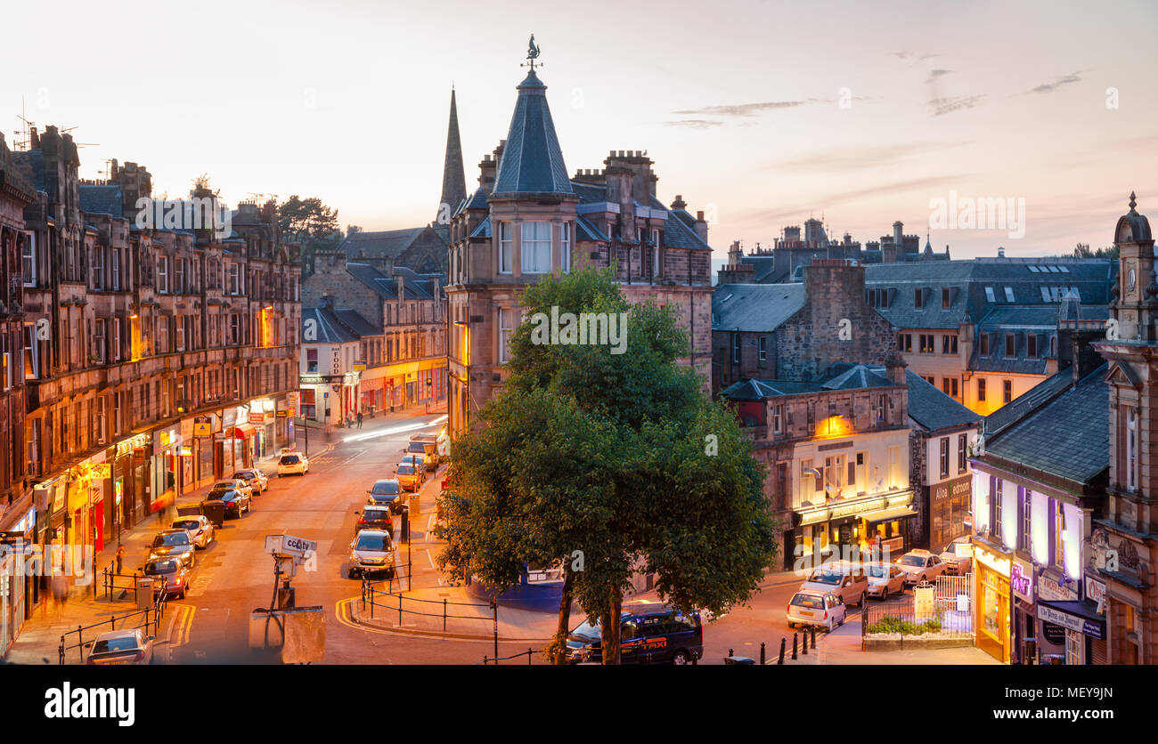 STIRLING, Großbritannien - 11.August 2012: barnton Street Kreuzung mit Maxwell Ort bei Dämmerung Stockfoto