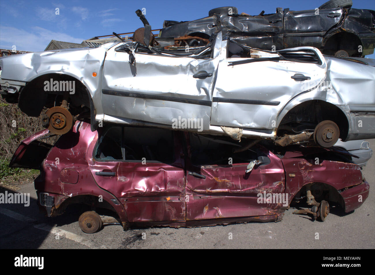 Schrott Autos mit Rädern ausgebaut und teilweise zerstoßen Warten auf Sammlung und recycelt werden. Stockfoto