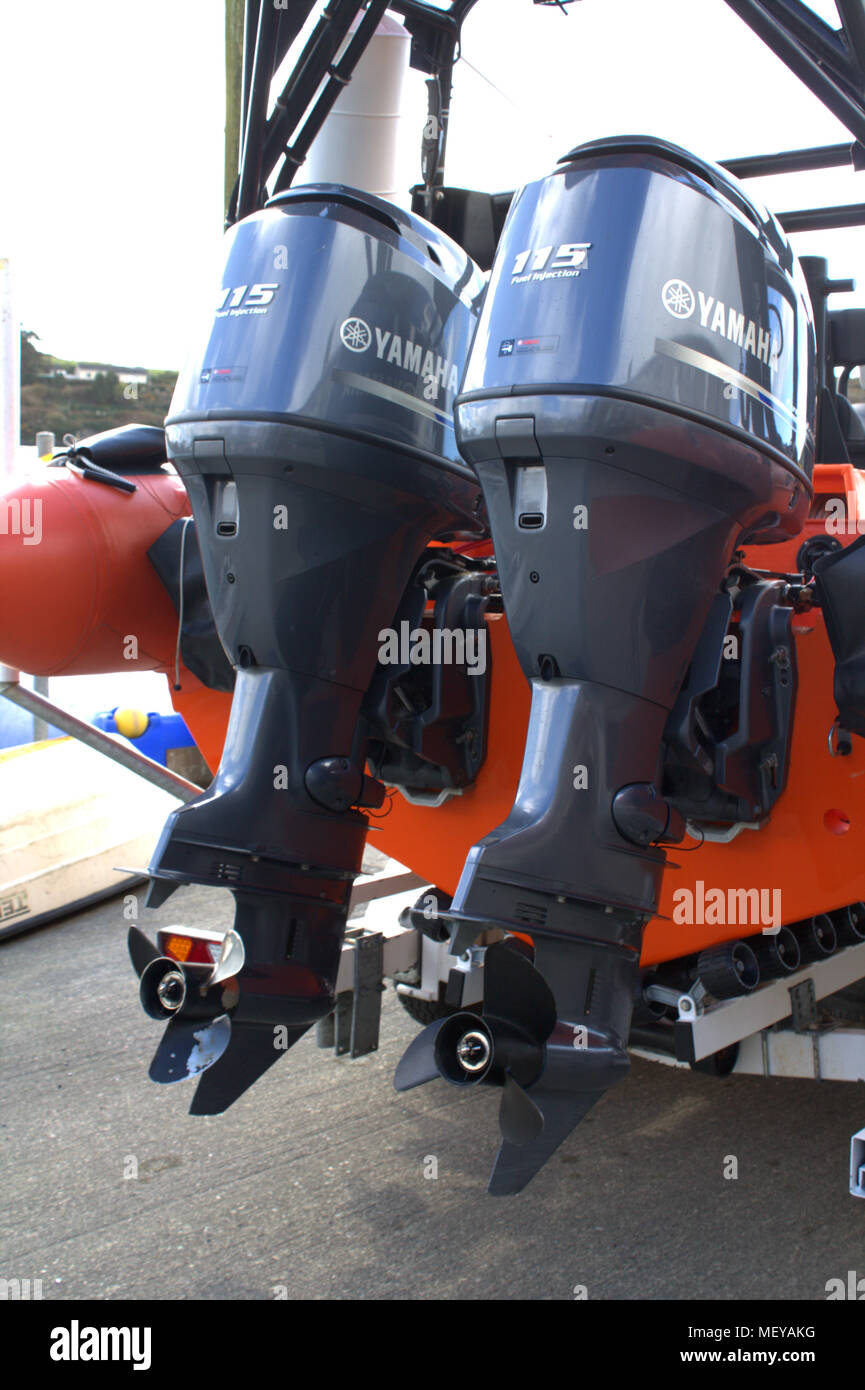 Zwei Yamaha 115 ps ps 4 Takt Außenbordmotoren am Heck eines irischen Küstenwache Rigid Inflatable Boat montiert. Stockfoto
