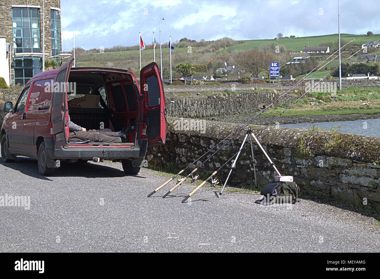 Fischer schlafen in seinem Van beim Angeln mit 3 Stangen an der Warren, rosscarbery Irland. Ein beliebtes Urlaubs- und Reiseziel. Stockfoto
