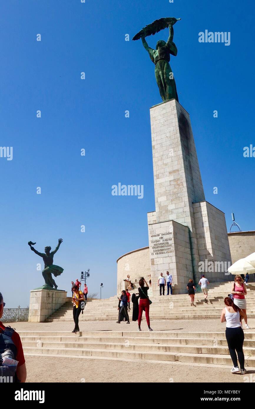 Budapest, Ungarn. April 2018. Heiße hellen sonnigen Frühlingstag. Menschen an der Freiheit/Liberty Statue in der Zitadelle/Zitadelle auf den Gellertberg. Stockfoto