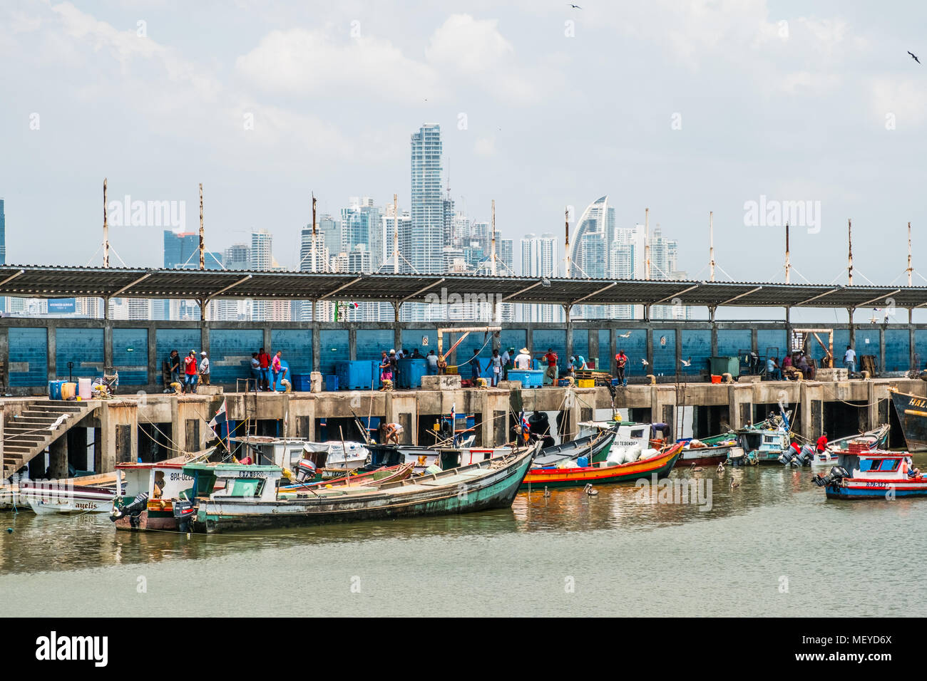 Panama City, Panama - März 2018: Fischer und Boote auf dem Fischmarkt/Hafen und City Skyline, Panama City. Stockfoto