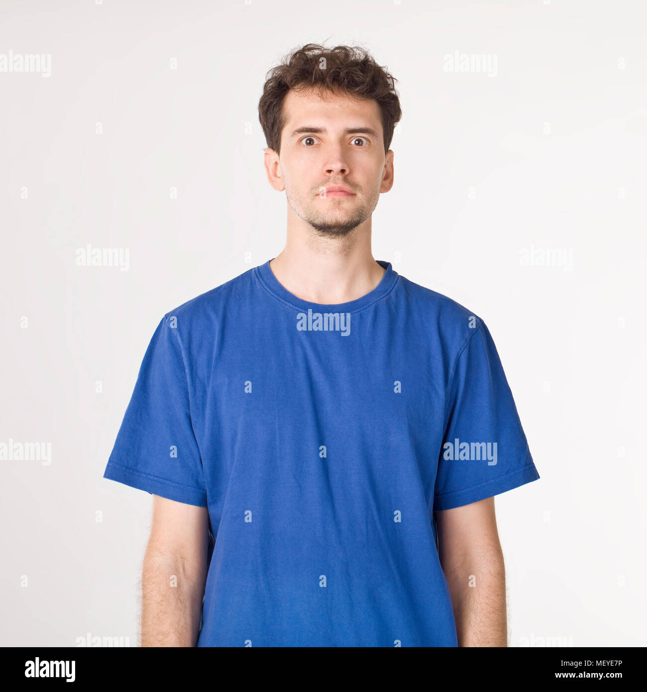 Netter Mann im blauen Hemd schockierend Stockfoto