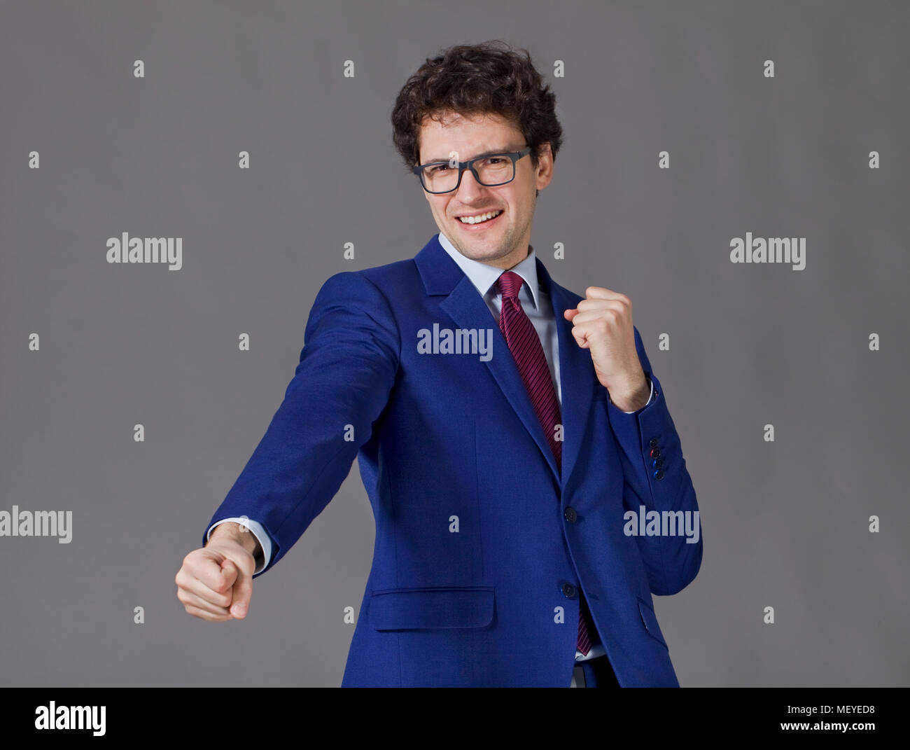Junge curly - vorangegangen Kerl seine Fäuste angezeigt Stockfoto