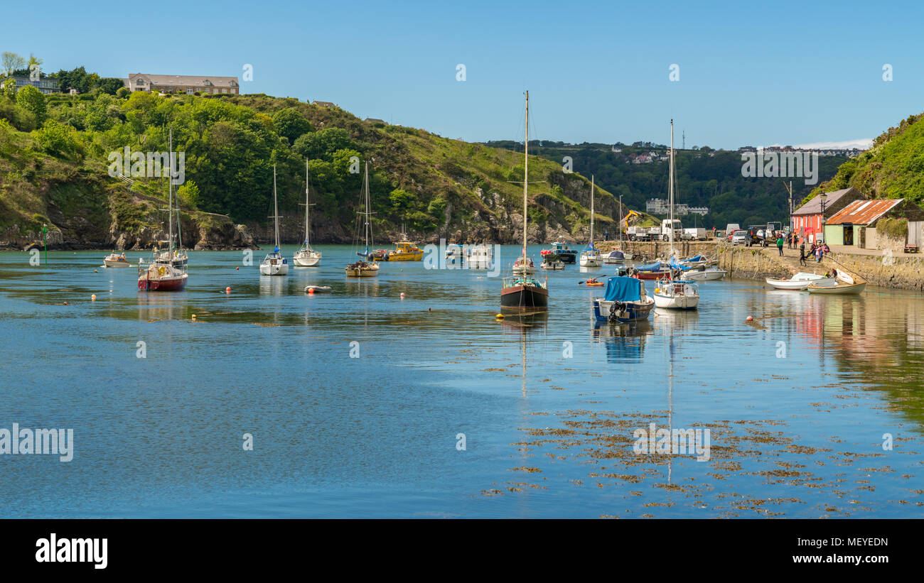 Fishguard, Pembrokeshire, Wales, Großbritannien, 20. Mai 2017: Boote der Marine, mit Menschen zu Fuß auf die Quay Street im Hintergrund Stockfoto