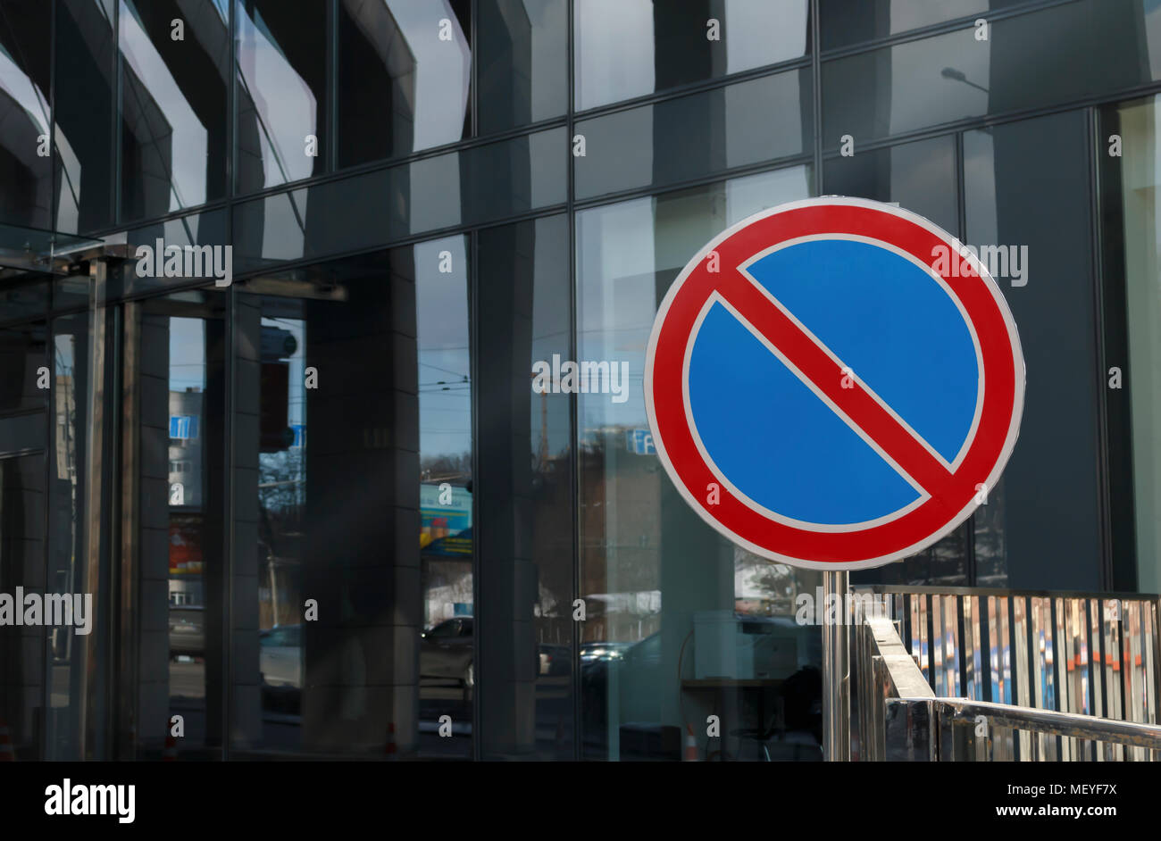 Kein Parkplatz Schilder gegen den Eintritt in das moderne Bürogebäude aus Glas Stockfoto