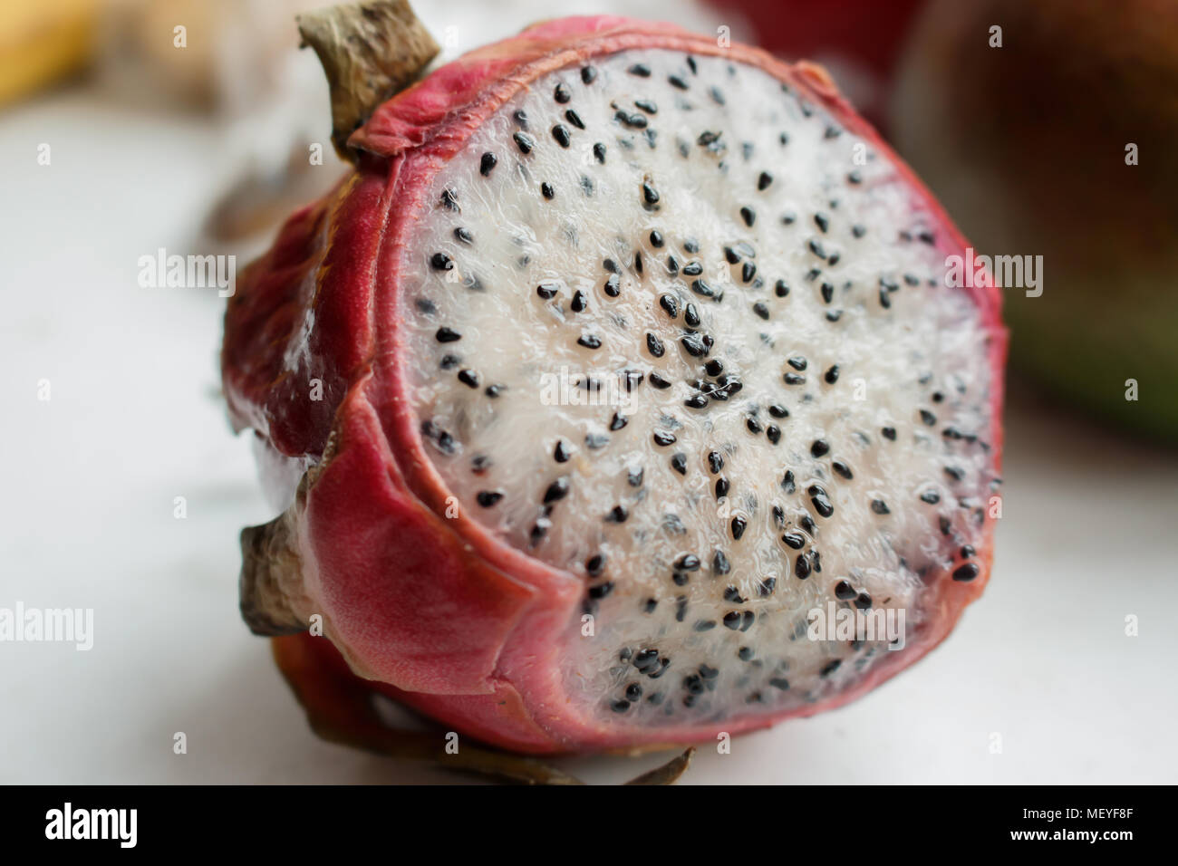 Nahaufnahme von geschnitten Stück große pitaya Obst (DRACHENFRUCHT) mit schwarzen Samen. Stockfoto