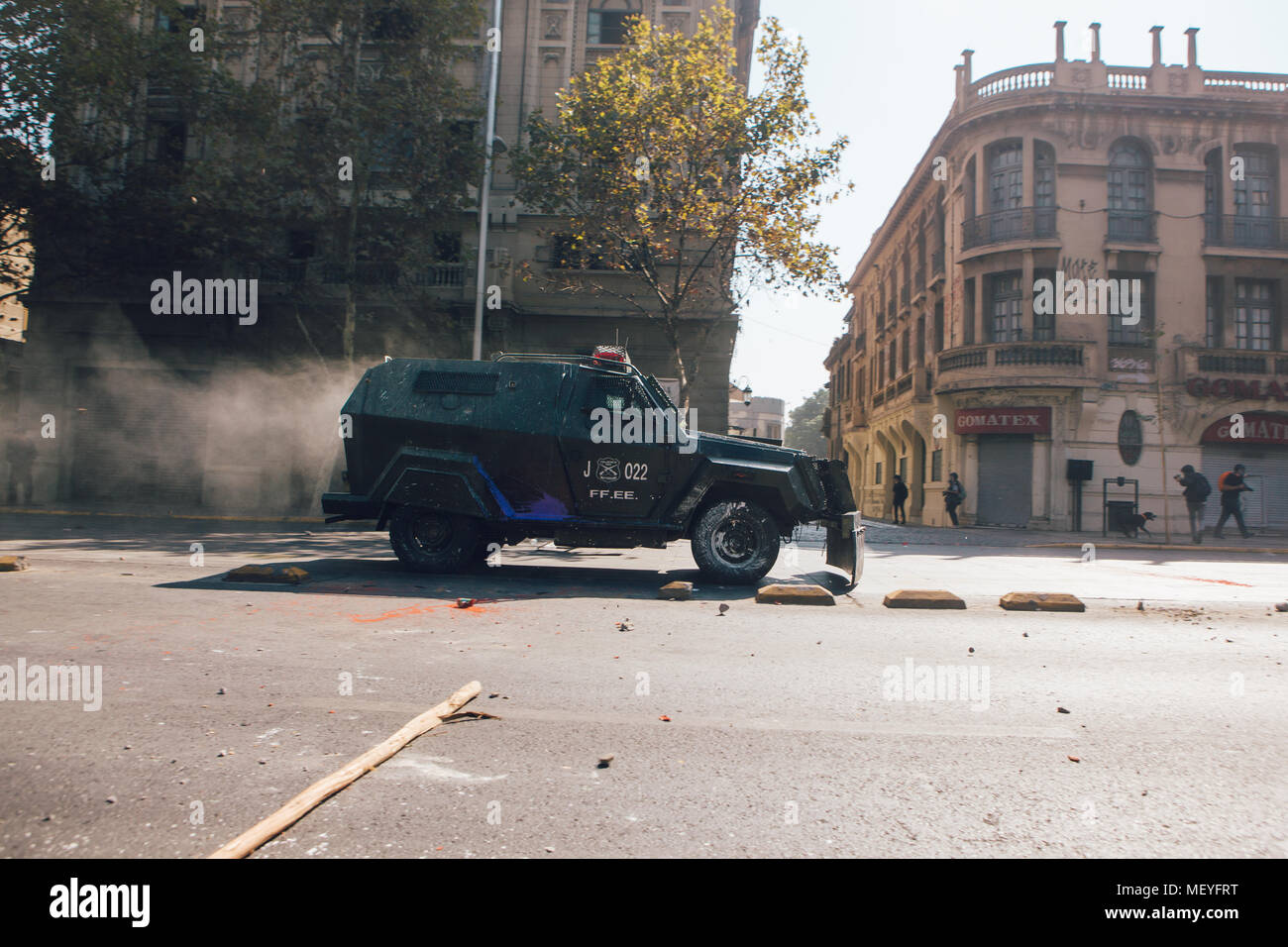 Santiago, Chile - 19. April 2018: Die bereitschaftspolizei Fahrzeug sprays Gas an die Demonstranten Tränengas während einer Demonstration forderten ein Ende der Profit in der E Stockfoto