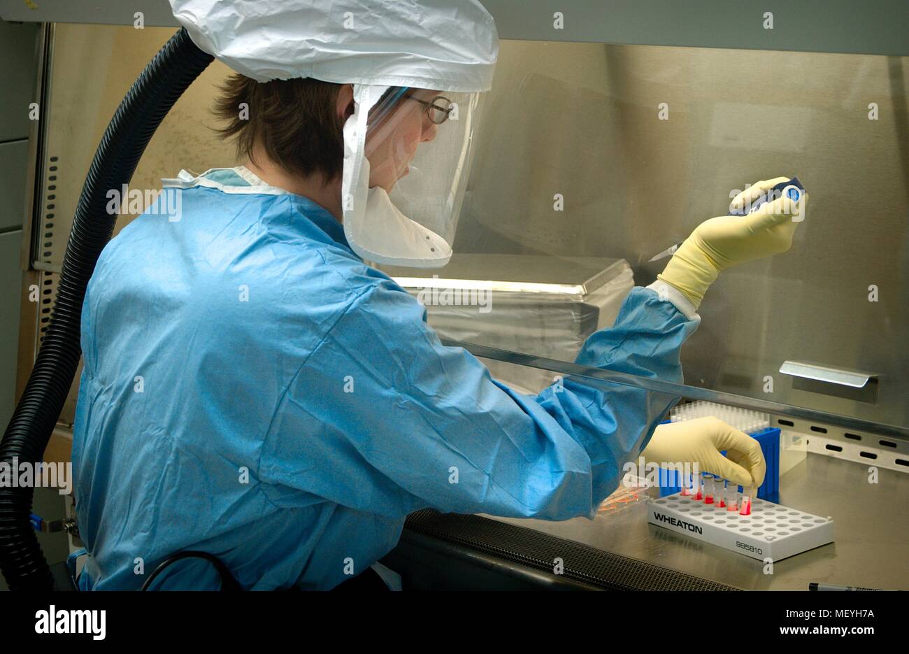 Zentren für Krankheitskontrolle (CDC) Wissenschaftler in einer schützenden luftdichten Anzug pipettieren Proben, Biosafety Level-4 (BSL-4) Labor, Atlanta, Georgia, 2005. Mit freundlicher Mitten zur Krankheit-Steuerung. () Stockfoto