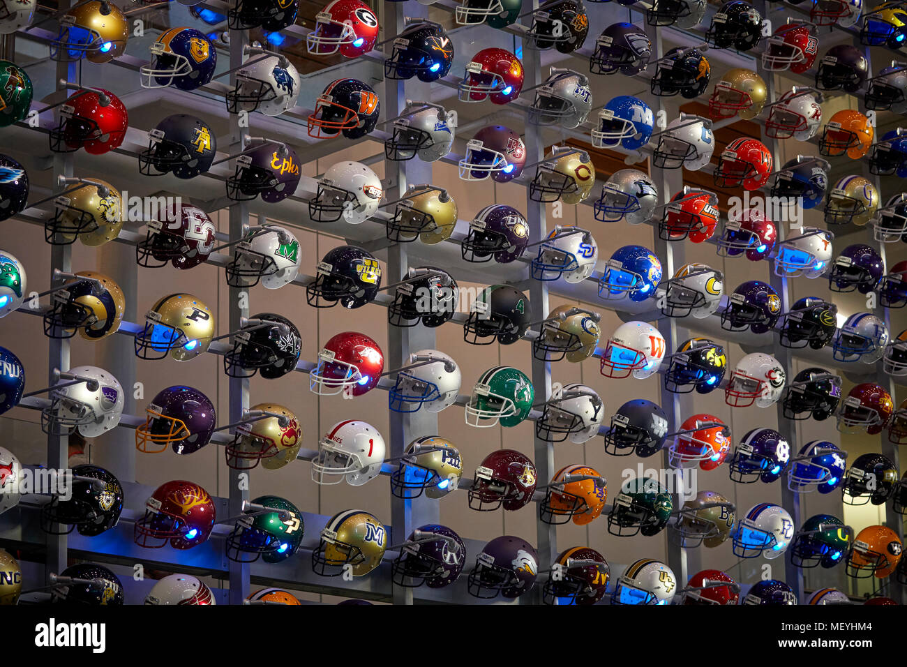 Atlanta, Hauptstadt des US-Bundesstaates Georgia, Fußball Helm wall Display in der College Football Hall of Fame touristische Attraktion Stockfoto