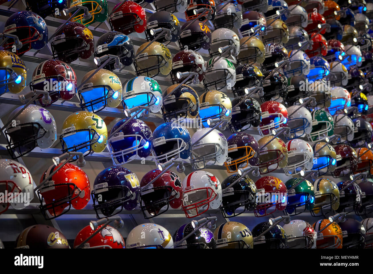 Atlanta, Hauptstadt des US-Bundesstaates Georgia, Fußball Helm wall Display in der College Football Hall of Fame touristische Attraktion Stockfoto