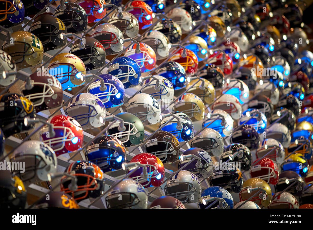 Atlanta, Hauptstadt des US-Bundesstaates Georgia, Fußball Helm wall Display in der College Football Hall of Fame touristische Attraktion Stockfoto