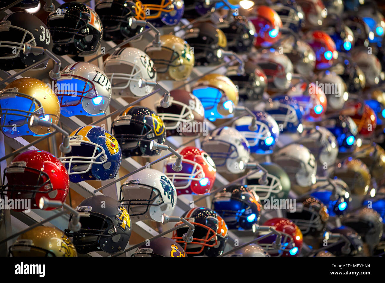 Atlanta, Hauptstadt des US-Bundesstaates Georgia, Fußball Helm wall Display in der College Football Hall of Fame touristische Attraktion Stockfoto