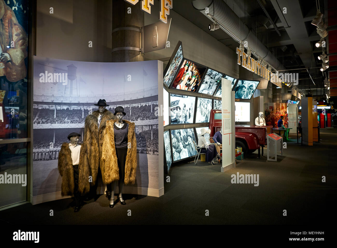 Atlanta, Hauptstadt des US-Bundesstaates Georgia, Tanne Wappen inside College Football Hall of Fame touristische Attraktion Stockfoto