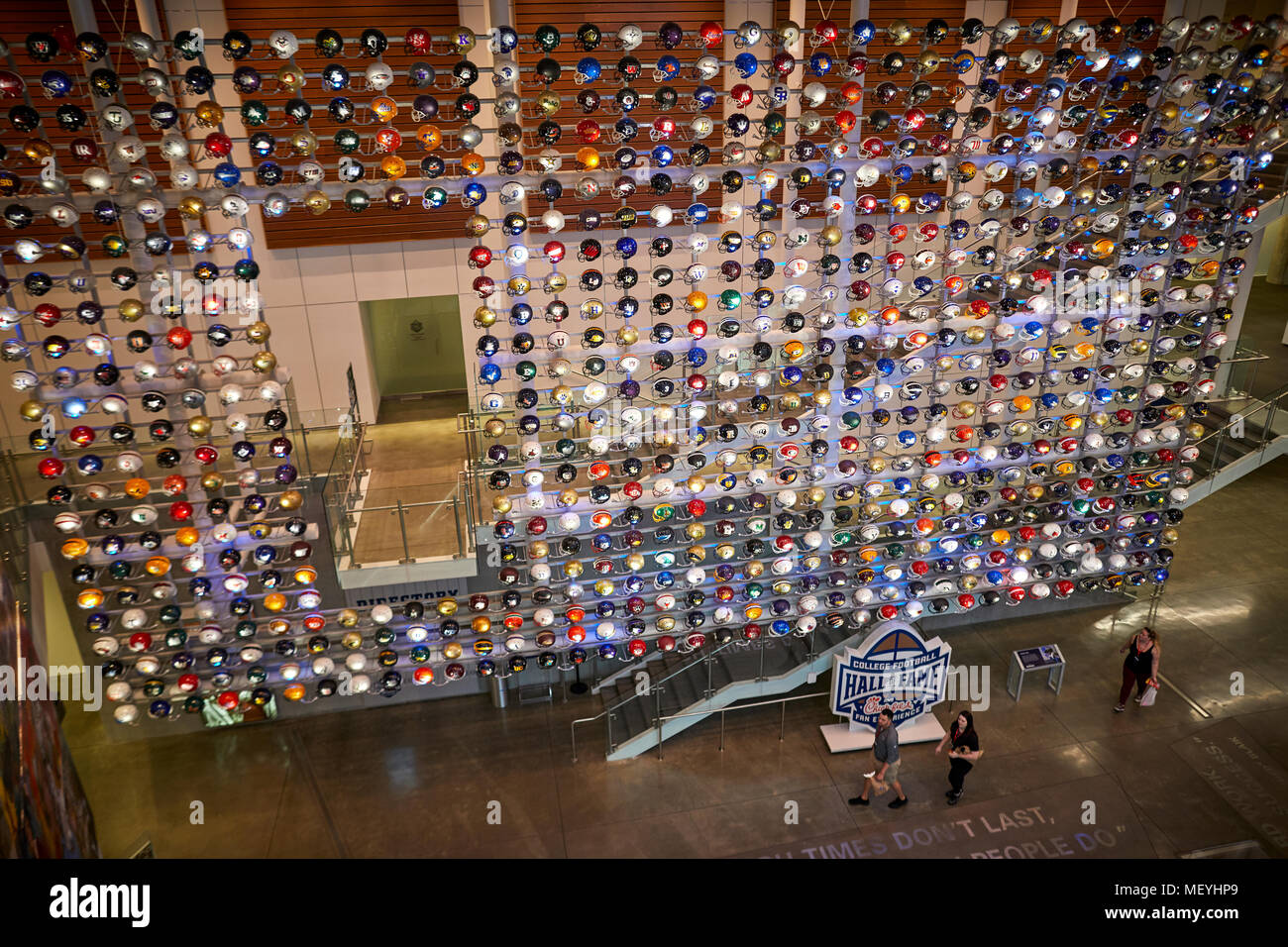 Atlanta, Hauptstadt des US-Bundesstaates Georgia, Fußball Helm wall Display in der College Football Hall of Fame touristische Attraktion Stockfoto