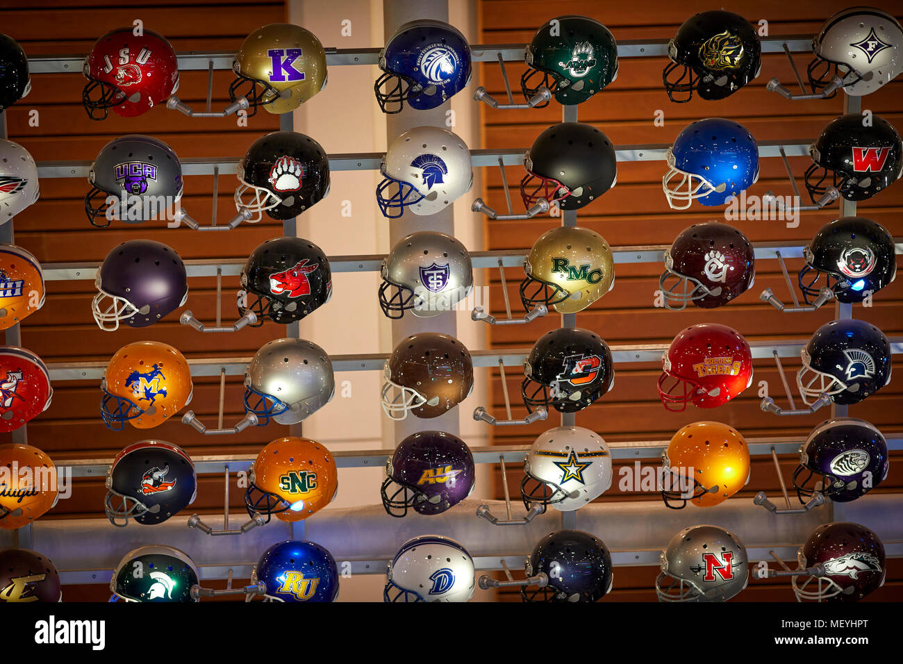 Atlanta, Hauptstadt des US-Bundesstaates Georgia, Fußball Helm wall Display in der College Football Hall of Fame touristische Attraktion Stockfoto