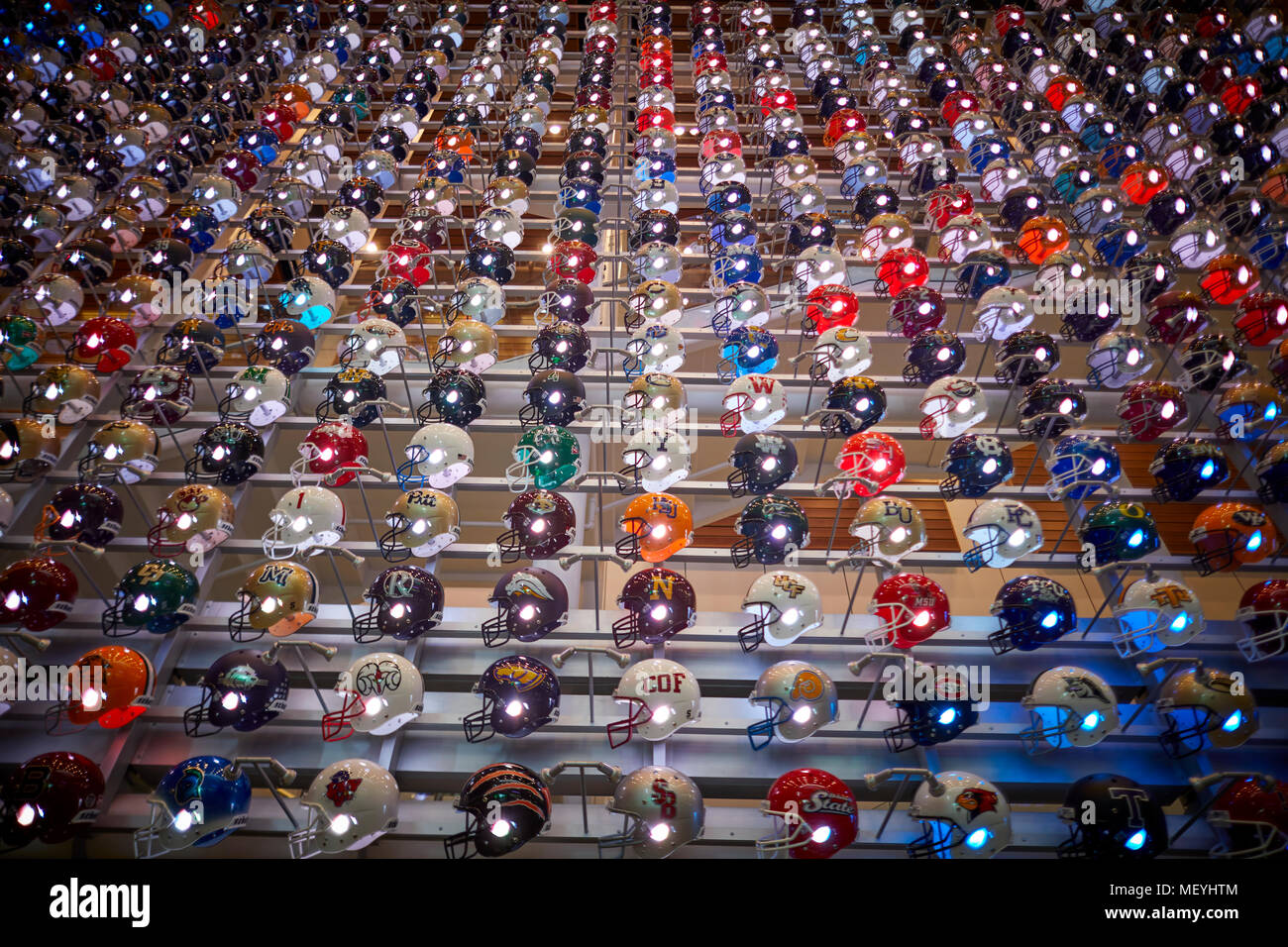 Atlanta, Hauptstadt des US-Bundesstaates Georgia, Fußball Helm wall Display in der College Football Hall of Fame touristische Attraktion Stockfoto