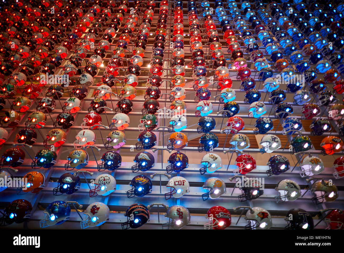 Atlanta, Hauptstadt des US-Bundesstaates Georgia, Fußball Helm wall Display in der College Football Hall of Fame touristische Attraktion Stockfoto