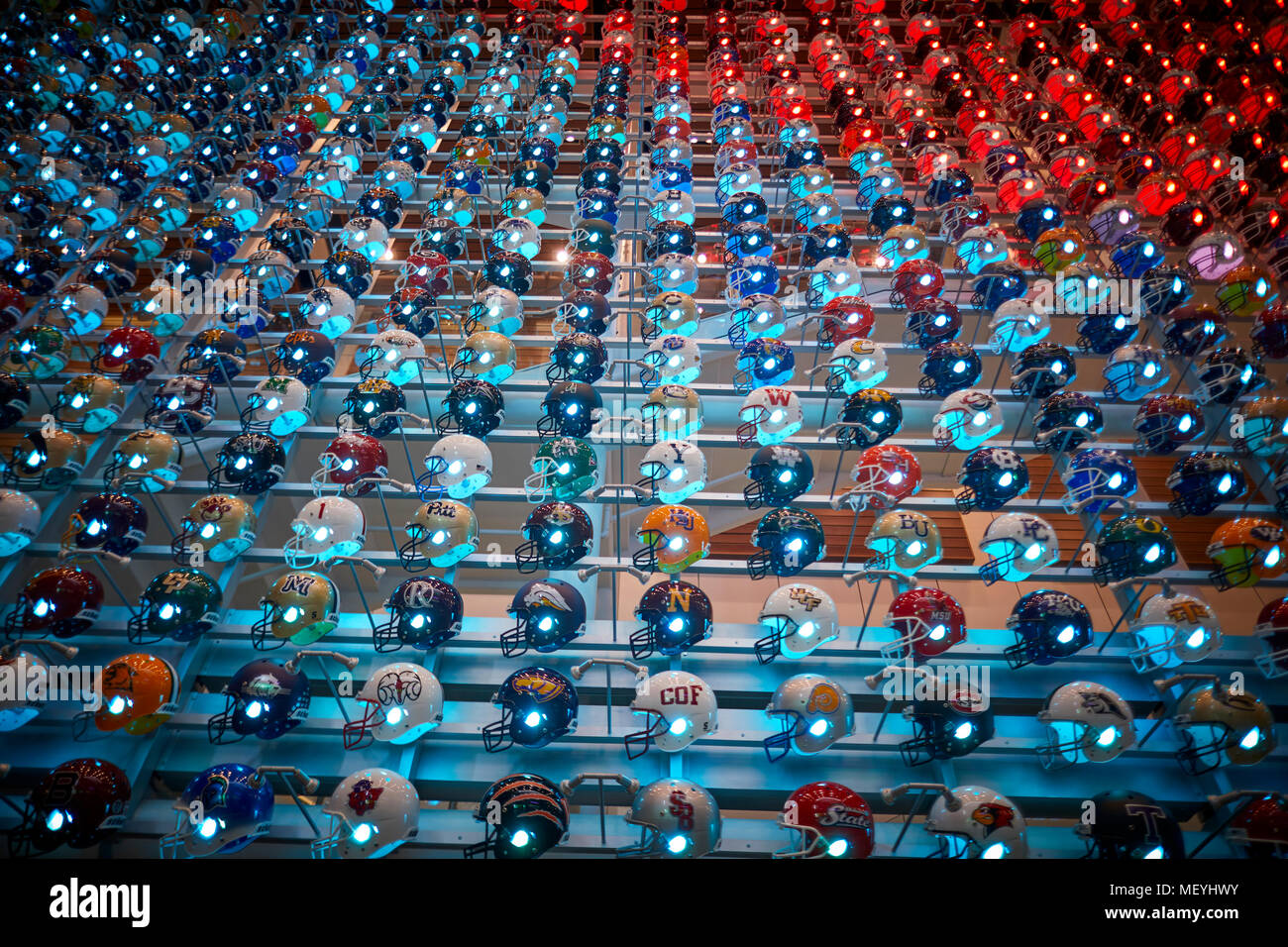 Atlanta, Hauptstadt des US-Bundesstaates Georgia, Fußball Helm wall Display in der College Football Hall of Fame touristische Attraktion Stockfoto