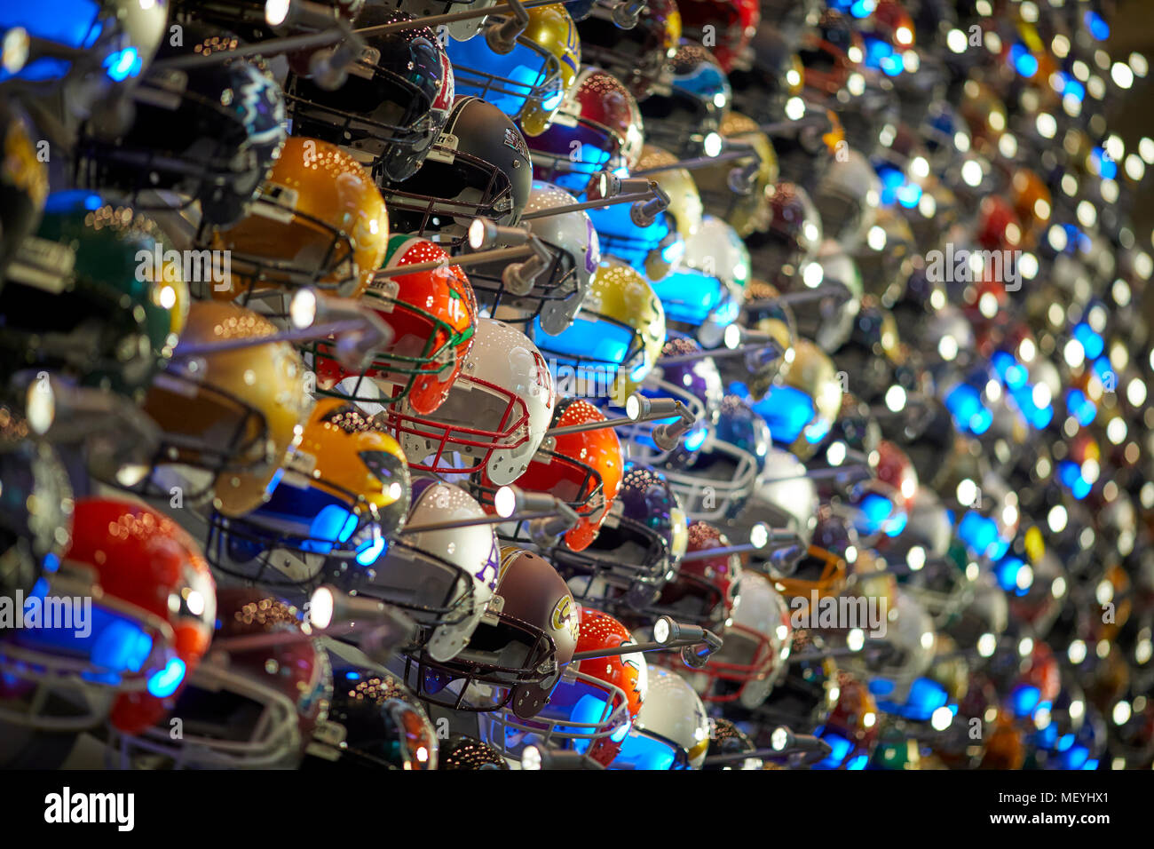 Atlanta, Hauptstadt des US-Bundesstaates Georgia, Fußball Helm wall Display in der College Football Hall of Fame touristische Attraktion Stockfoto