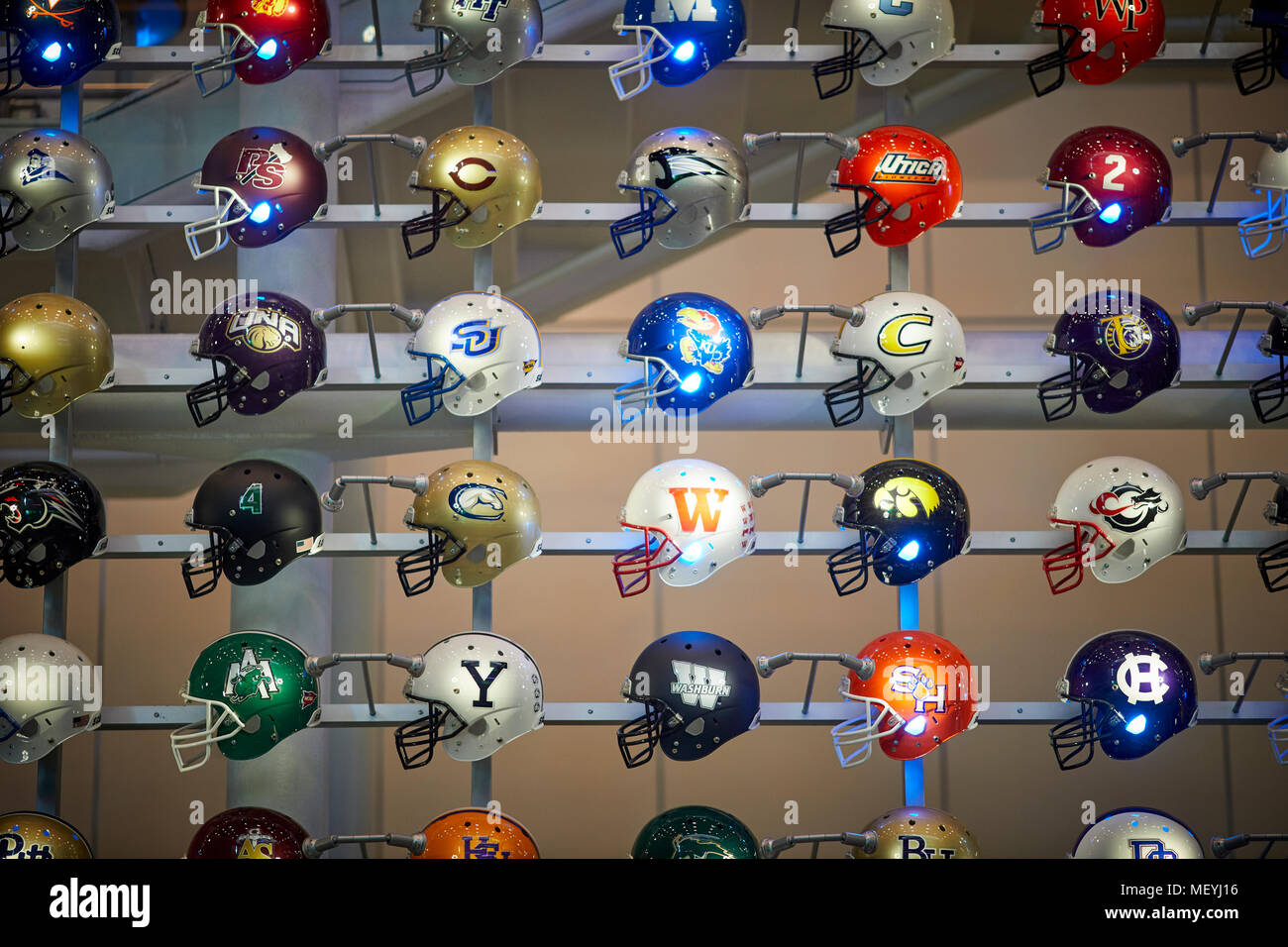 Atlanta, Hauptstadt des US-Bundesstaates Georgia, Fußball Helm wall Display in der College Football Hall of Fame touristische Attraktion Stockfoto