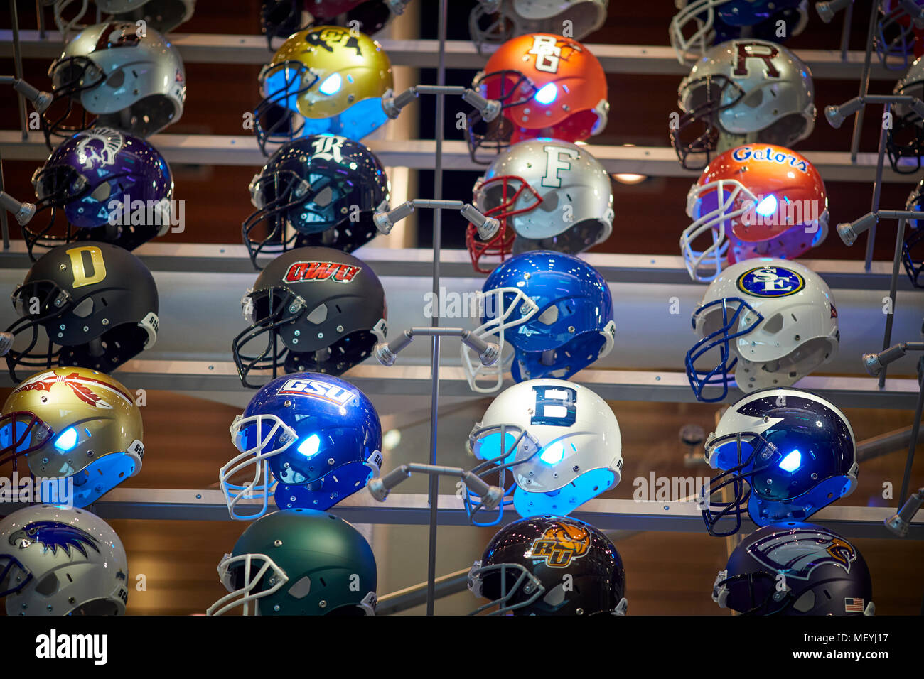 Atlanta, Hauptstadt des US-Bundesstaates Georgia, Fußball Helm wall Display in der College Football Hall of Fame touristische Attraktion Stockfoto