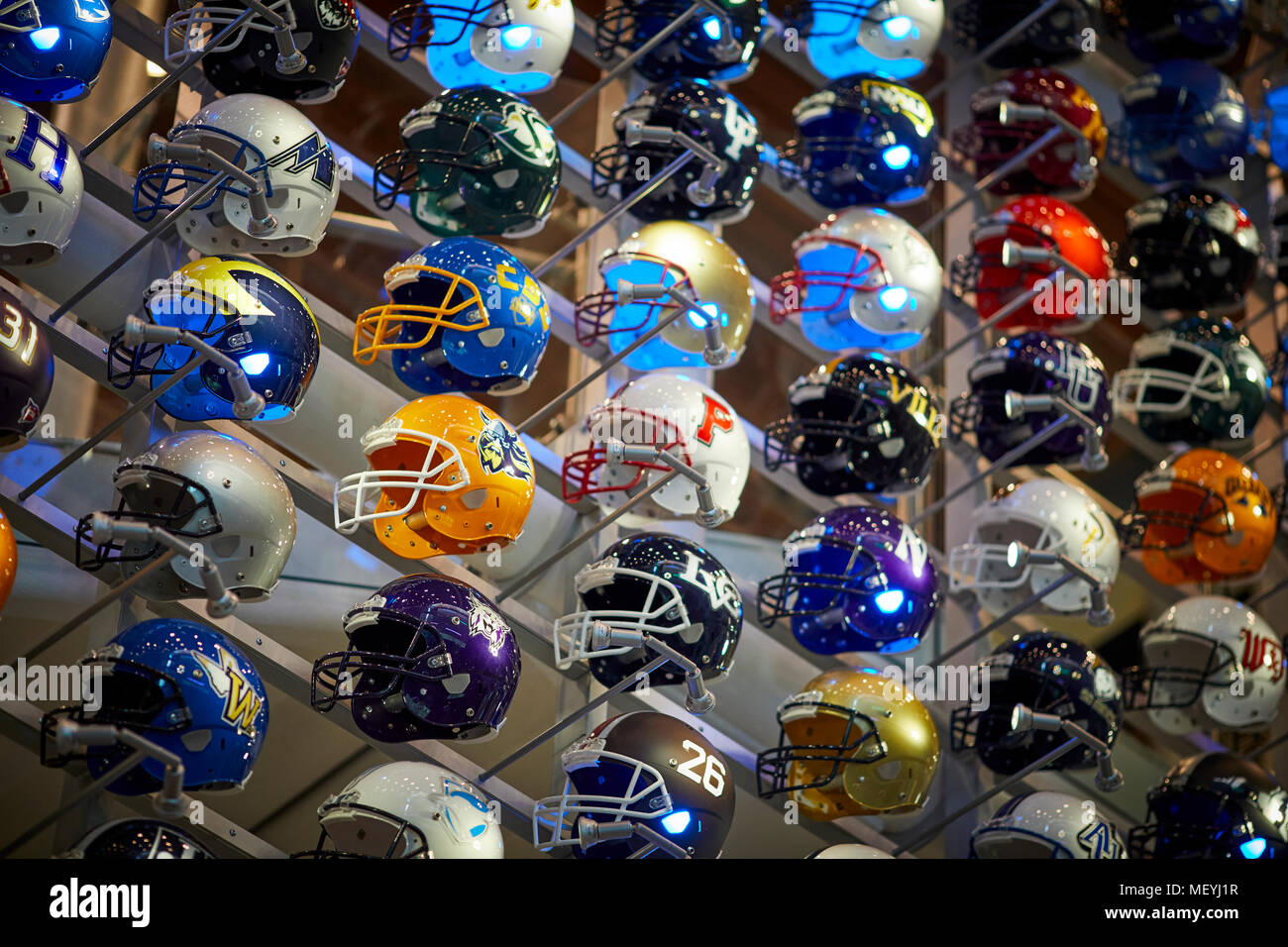 Atlanta, Hauptstadt des US-Bundesstaates Georgia, Fußball Helm wall Display in der College Football Hall of Fame touristische Attraktion Stockfoto