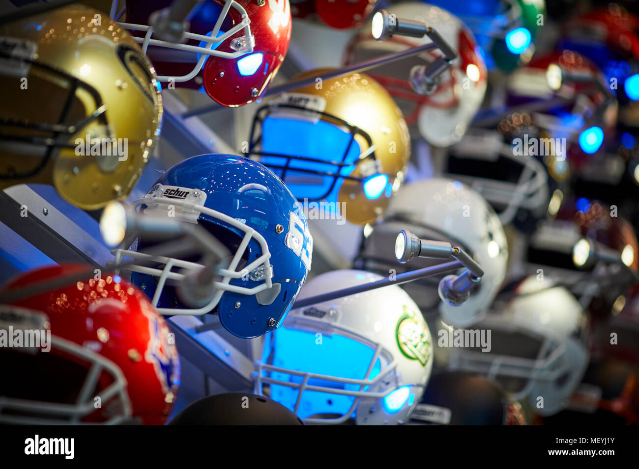 Atlanta, Hauptstadt des US-Bundesstaates Georgia, Fußball Helm wall Display in der College Football Hall of Fame touristische Attraktion Stockfoto