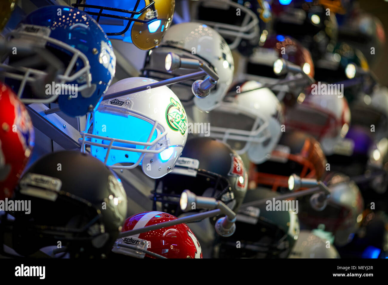 Atlanta, Hauptstadt des US-Bundesstaates Georgia, Fußball Helm wall Display in der College Football Hall of Fame touristische Attraktion Stockfoto