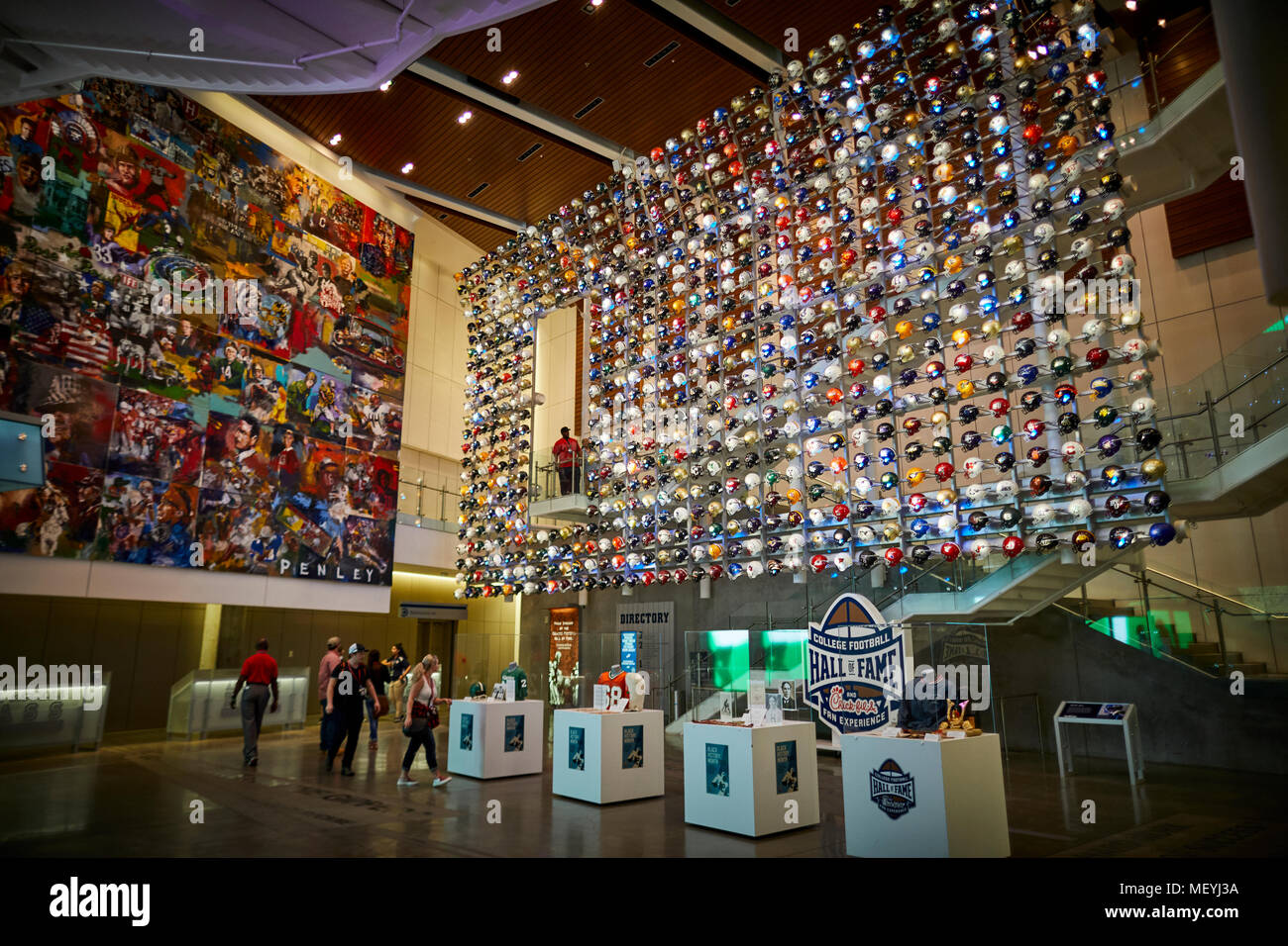 Atlanta, Hauptstadt des US-Bundesstaates Georgia, Fußball Helm wall Display in der College Football Hall of Fame touristische Attraktion Stockfoto