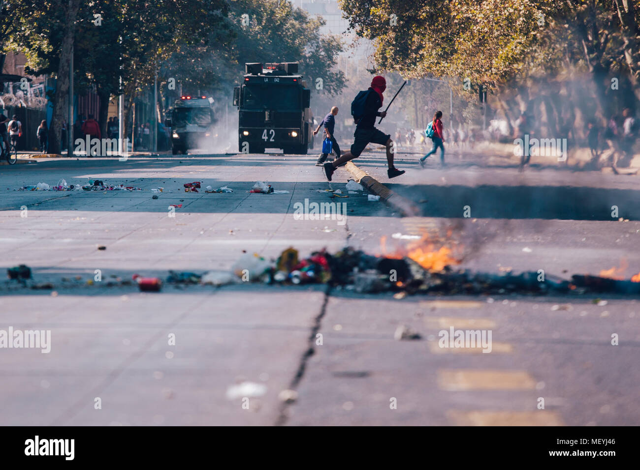 Santiago, Chile - 19. April 2018: Die barrikaden auf der Straße bei einer Demonstration forderten ein Ende der Profit in der Bildung. Stockfoto