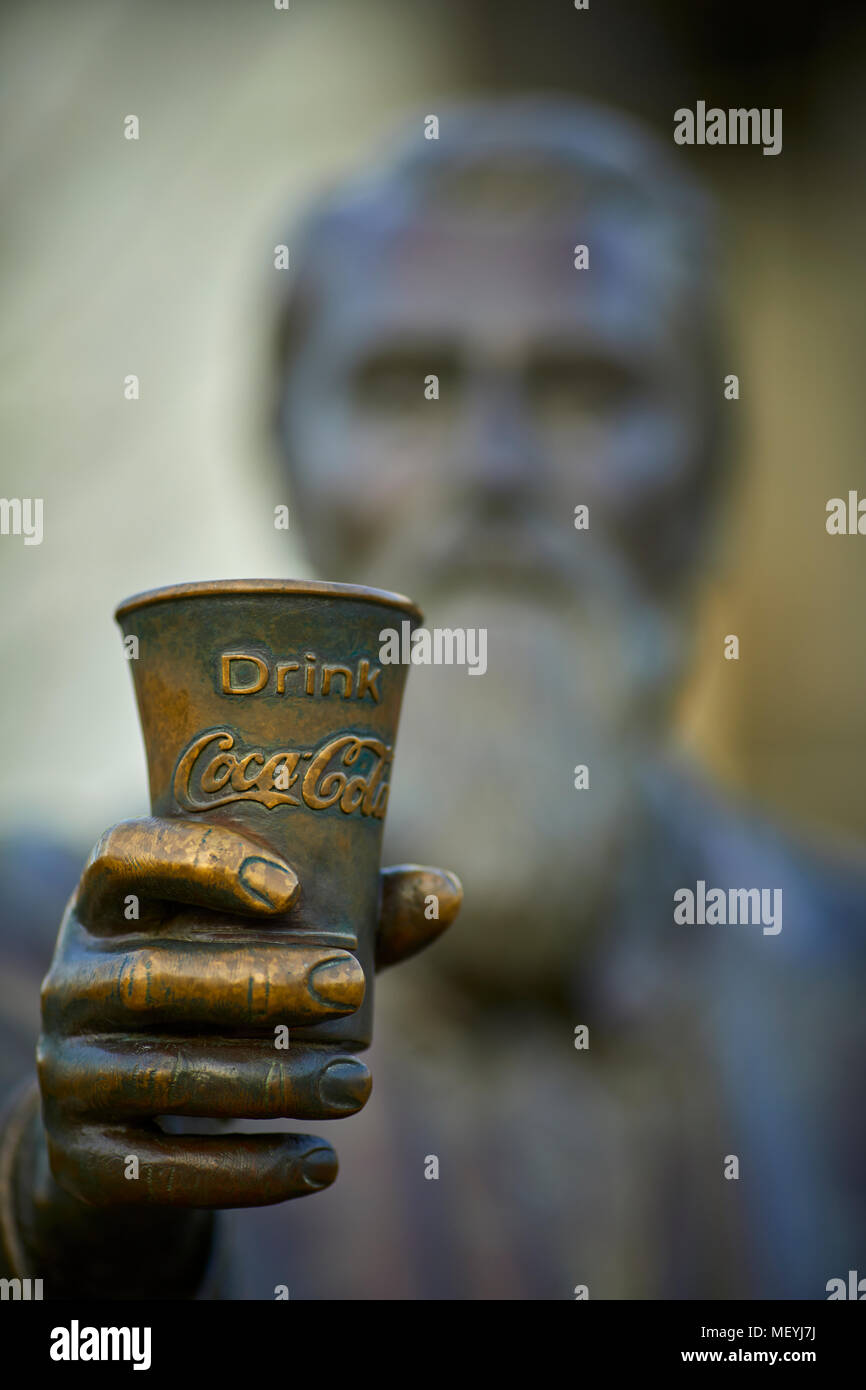 Atlanta, Hauptstadt des US-Bundesstaates Georgia, John Stith Pemberton Bronzestatue außerhalb der Welt von Coca-Cola ein Museum Stockfoto