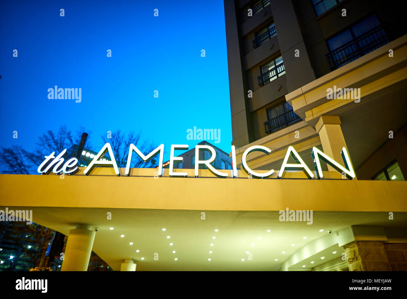 Atlanta, Hauptstadt des US-Bundesstaates Georgia, äußeres Zeichen der Amerikanischen a DoubleTree by Hilton in der Nacht Stockfoto