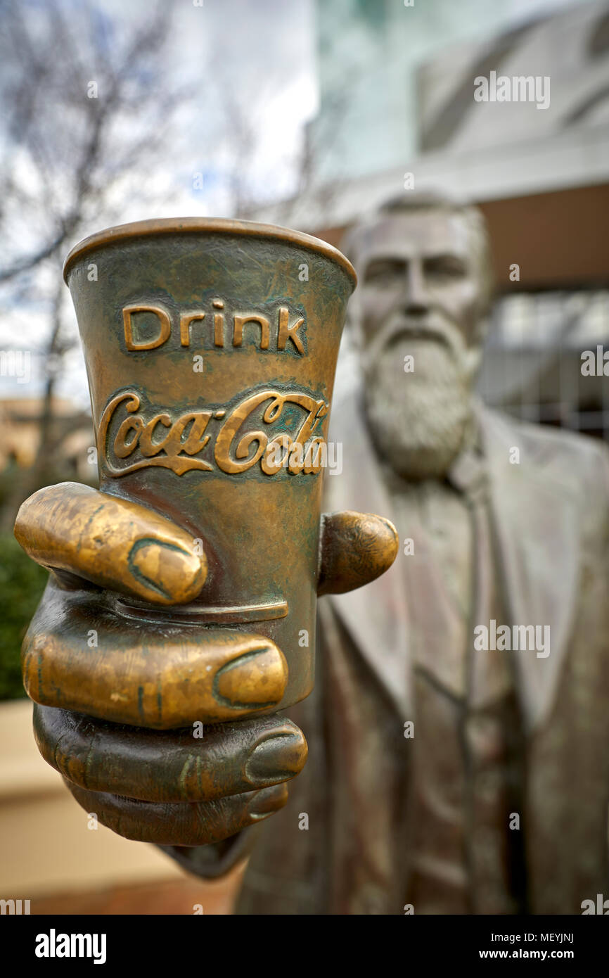 Atlanta, Hauptstadt des US-Bundesstaates Georgia, John Stith Pemberton Bronzestatue außerhalb der Welt von Coca-Cola ein Museum Stockfoto