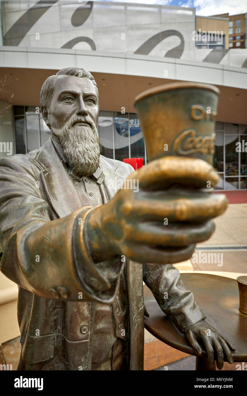 Atlanta, Hauptstadt des US-Bundesstaates Georgia, John Stith Pemberton Bronzestatue außerhalb der Welt von Coca-Cola ein Museum Stockfoto