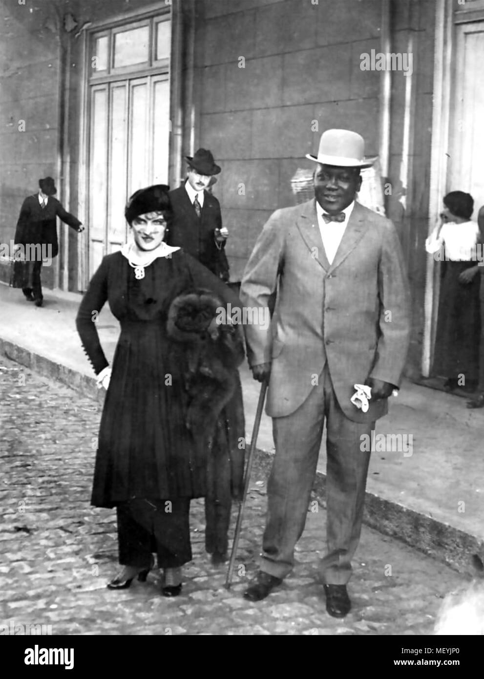 JACK JOHNSON (1878-1946), amerikanischer Boxer in Buenos Aires mit seiner Frau Lucille vor seinem KO gewinnen Kampf mit Jack Murray am 15. Dezember 1914 Stockfoto