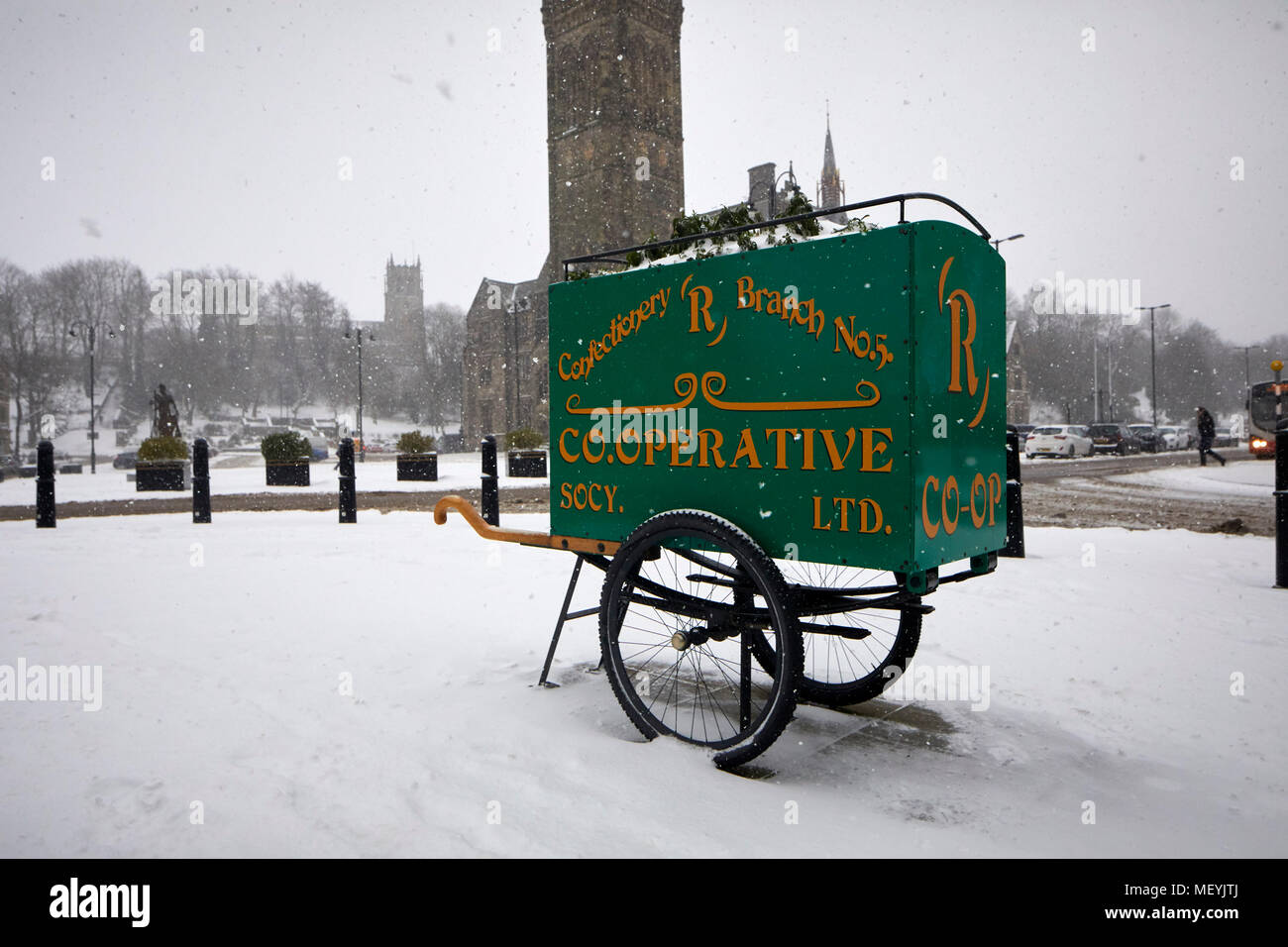 Winter Schnee ai Rochdale Lancashire. Kooperative hand Warenkorb im Stadtzentrum Stockfoto