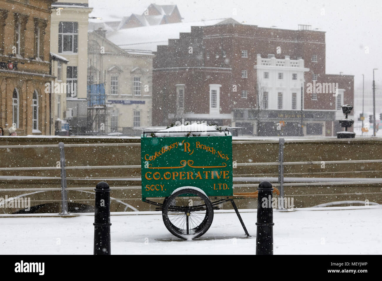 Winter Schnee ai Rochdale Lancashire. Kooperative hand Warenkorb im Zentrum verwendet als Pflanzer Stockfoto