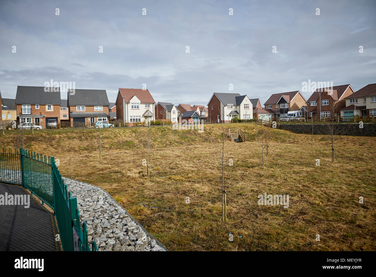 Ein überschwemmungsgebiet oder Überschwemmungsgebiet auf eine neue, moderne Entwicklung der Neubau Häuser auf einem Landgut in Lancaster, Lancashire, England. Stockfoto