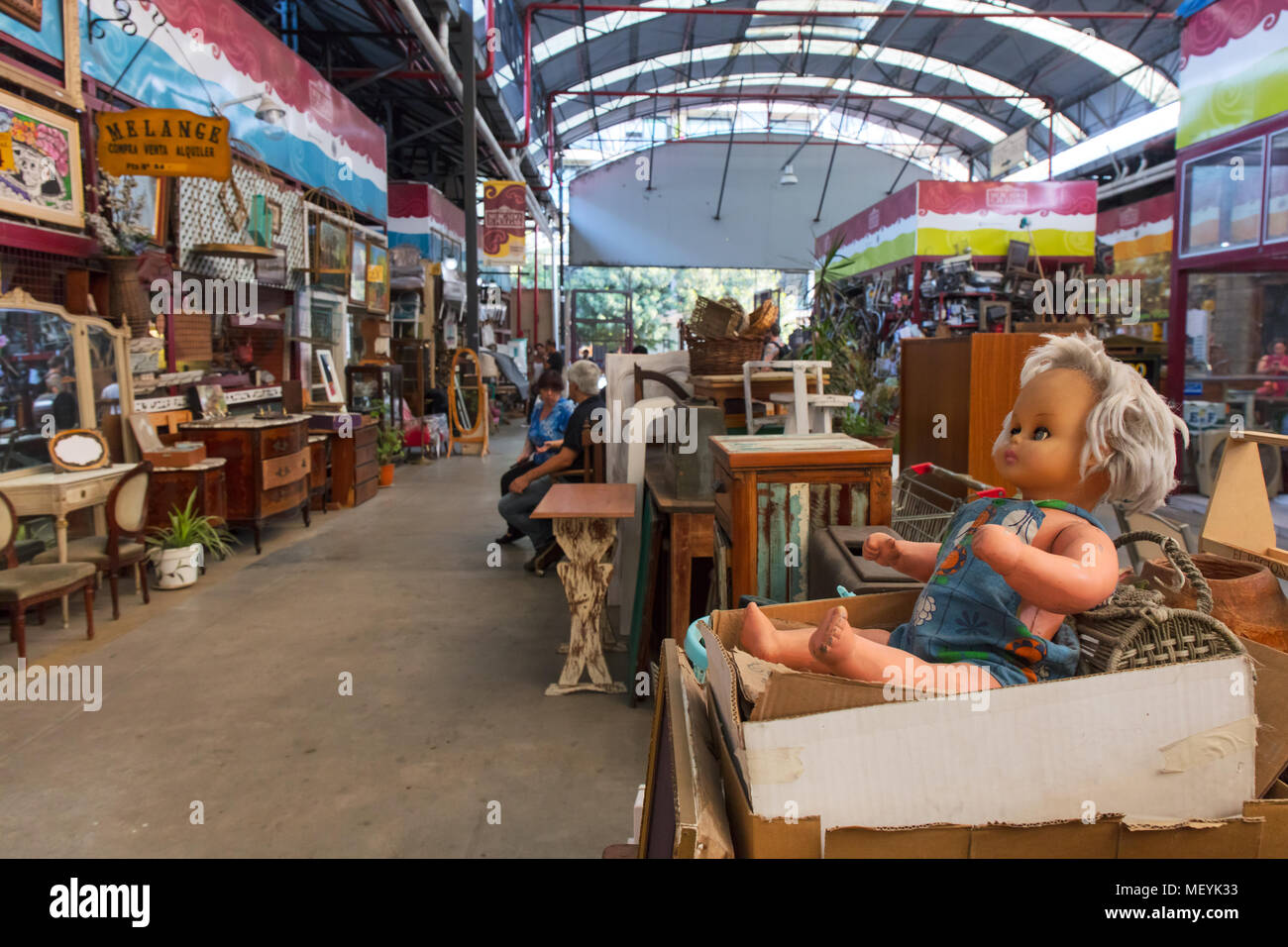 'Flohmarkt' Interieur (Mercado de las Pulgas) in Buenos Aires, Argentinien. Stockfoto