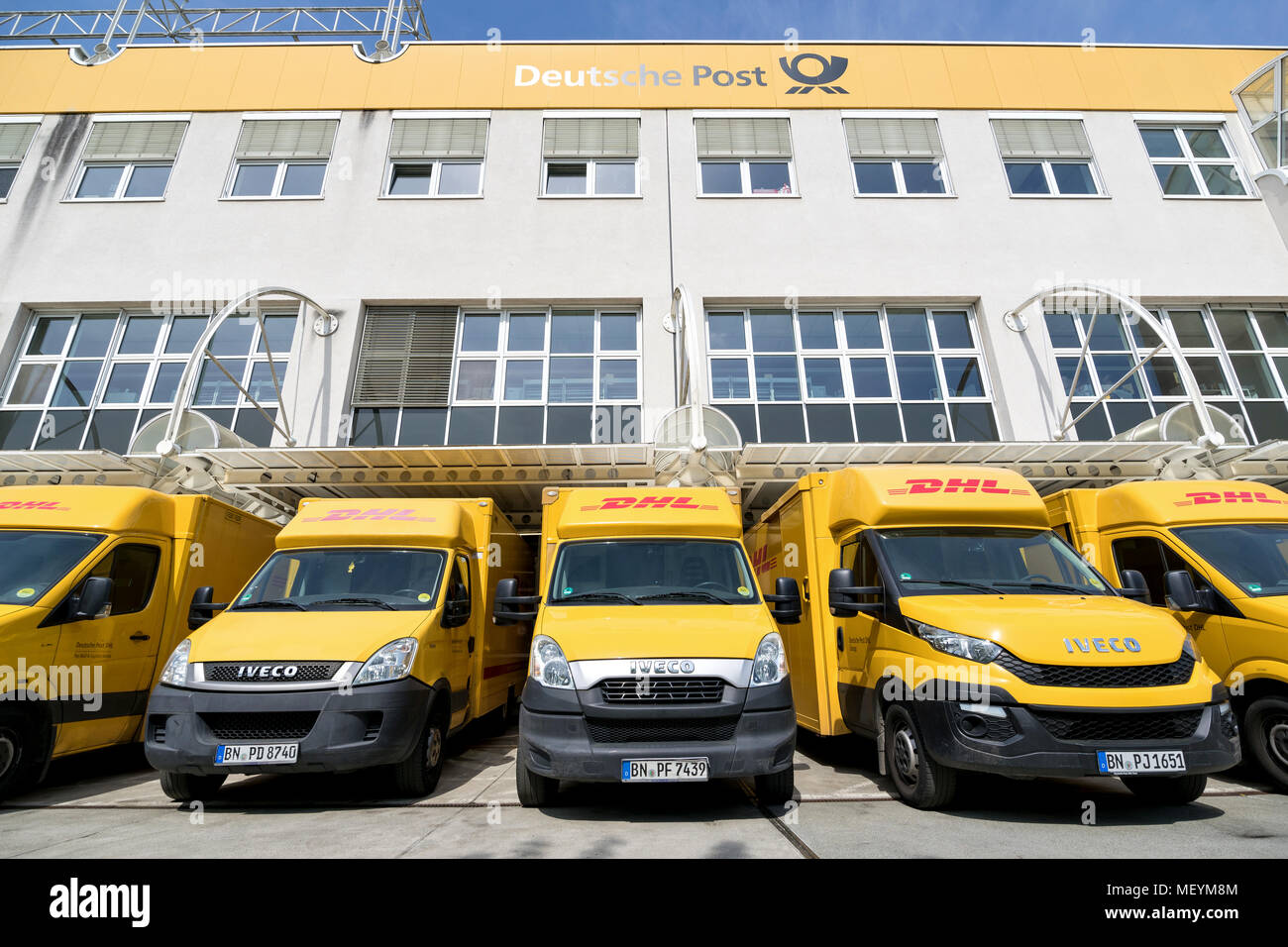 DHL-Lieferwagen im Depot. DHL ist eine Abteilung des Deutschen Logistikunternehmen Deutsche Post AG Die International Express Mail Service. Stockfoto