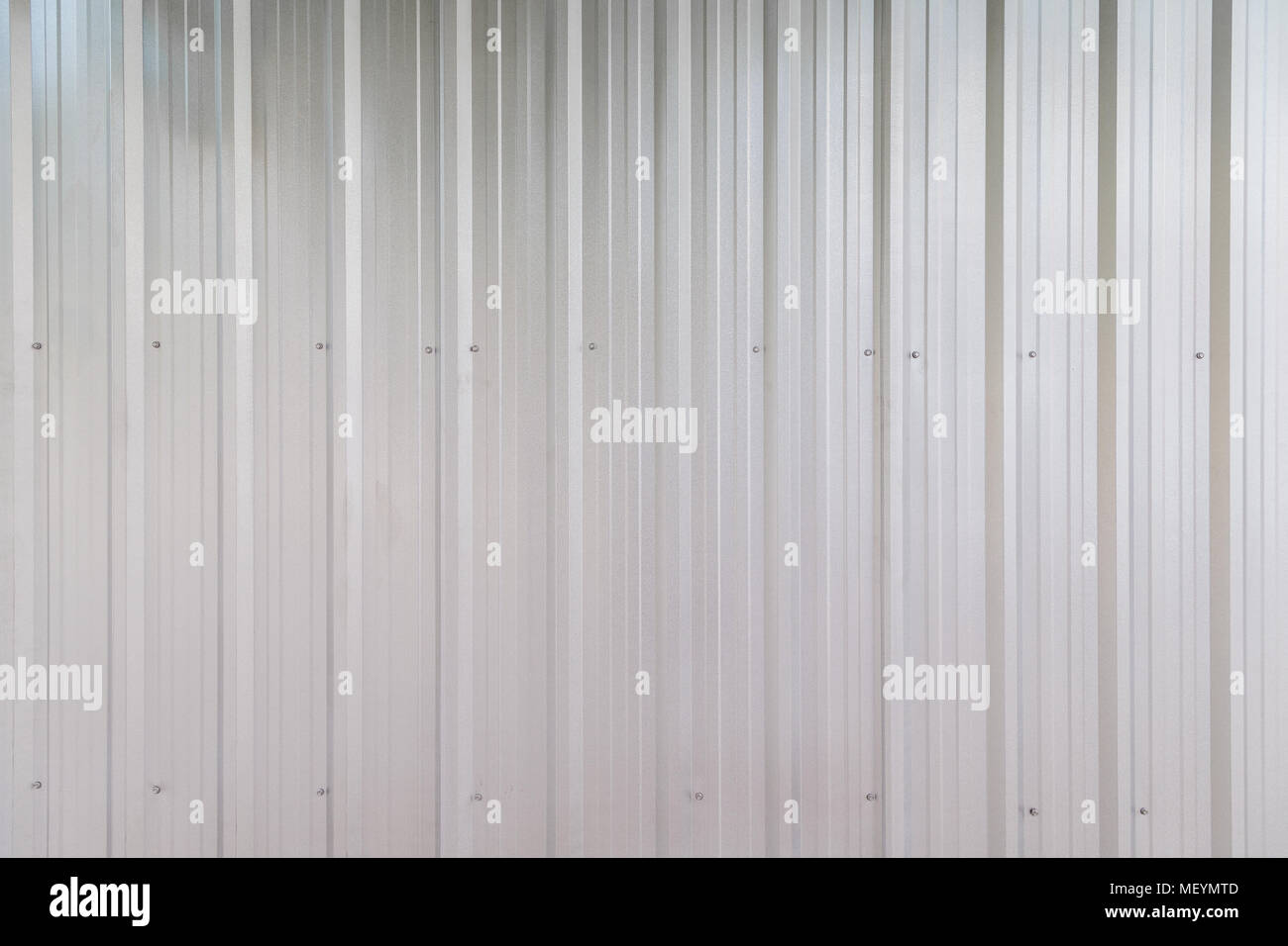 Full Frame Hintergrund der glänzenden Wellpappe aus verzinktem Metall wand Textur Stockfoto