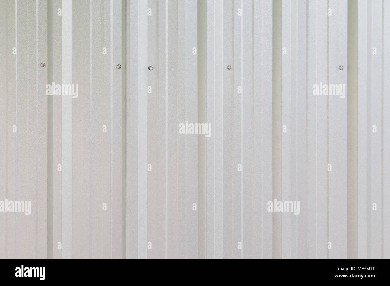 Nahaufnahme einer glänzenden Wellpappe aus verzinktem Metall wand Textur Hintergrund. Full Frame. Stockfoto